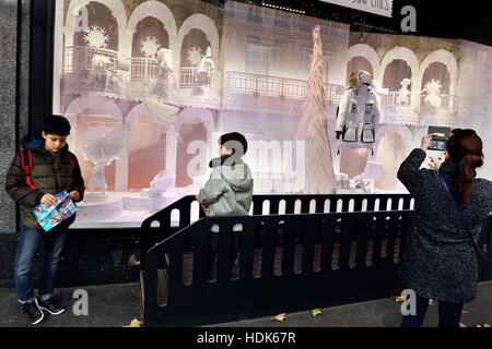 Kaufen Sie Windows Weihnachten Animationen in Les Galeries Lafayette Haussmann, Paris, Frankreich Stockfoto