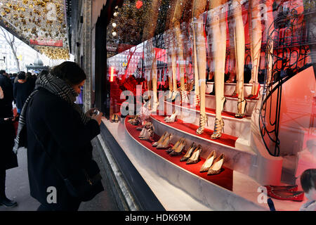 Kaufen Sie Windows Weihnachten Animationen in Les Galeries Lafayette Haussmann, Paris, Frankreich Stockfoto