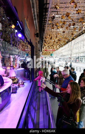 Kaufen Sie Windows Weihnachten Animationen in Les Galeries Lafayette Haussmann, Paris, Frankreich Stockfoto