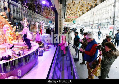 Kaufen Sie Windows Weihnachten Animationen in Les Galeries Lafayette Haussmann, Paris, Frankreich Stockfoto