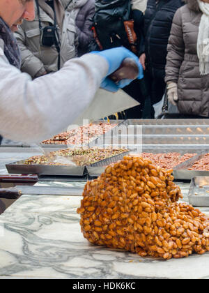 Herstellung von Mandel brüchig, street-live-Demo, Festa del Torrone, Cremona, November 2016 Stockfoto