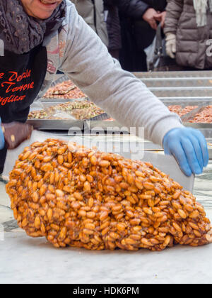 Herstellung von Mandel brüchig, street-live-Demo, Festa del Torrone, Cremona, November 2016 Stockfoto