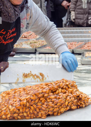 Herstellung von Mandel brüchig, street-live-Demo, Festa del Torrone, Cremona, November 2016 Stockfoto