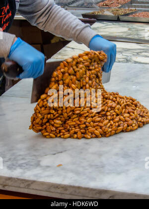 Herstellung von Mandel brüchig, street-live-Demo, Festa del Torrone, Cremona, November 2016 Stockfoto