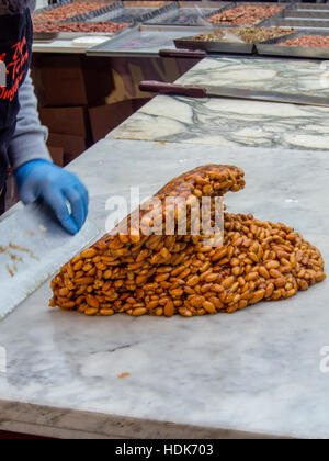 Herstellung von Mandel brüchig, street-live-Demo, Festa del Torrone, Cremona, November 2016 Stockfoto