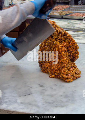 Herstellung von Mandel brüchig, street-live-Demo, Festa del Torrone, Cremona, November 2016 Stockfoto