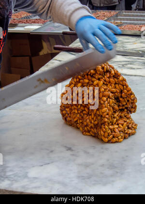 Herstellung von Mandel brüchig, street-live-Demo, Festa del Torrone, Cremona, November 2016 Stockfoto