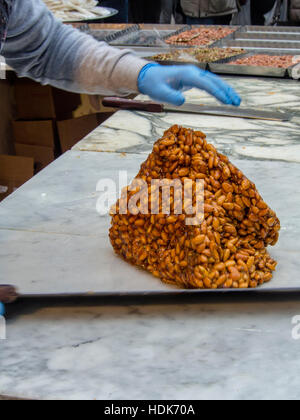 Herstellung von Mandel brüchig, street-live-Demo, Festa del Torrone, Cremona, November 2016 Stockfoto