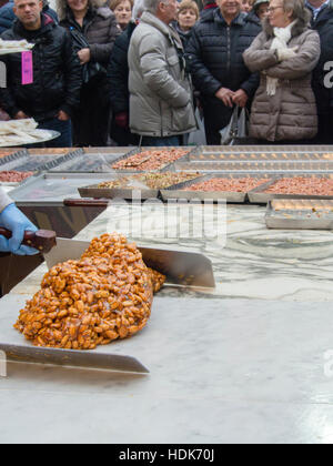 Herstellung von Mandel brüchig, street-live-Demo, Festa del Torrone, Cremona, November 2016 Stockfoto