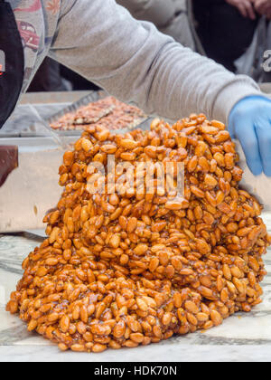 Herstellung von Mandel brüchig, street-live-Demo, Festa del Torrone, Cremona, November 2016 Stockfoto