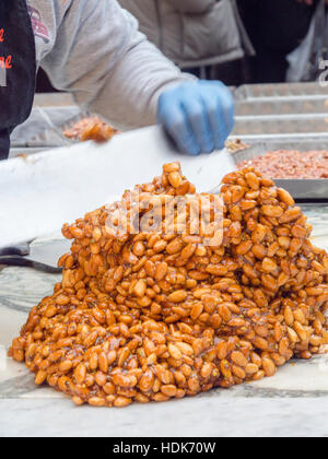 Herstellung von Mandel brüchig, street-live-Demo, Festa del Torrone, Cremona, November 2016 Stockfoto