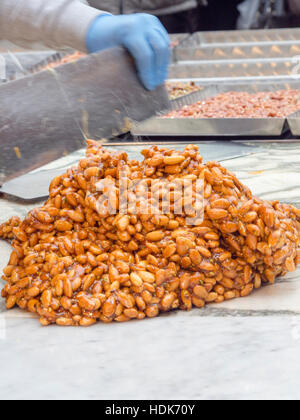 Herstellung von Mandel brüchig, street-live-Demo, Festa del Torrone, Cremona, November 2016 Stockfoto