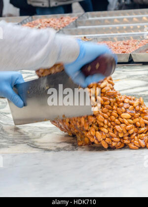 Herstellung von Mandel brüchig, street-live-Demo, Festa del Torrone, Cremona, November 2016 Stockfoto