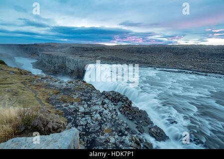 Dettifoss. Im Vatnajökull N.P. im Nordosten Islands gelegen, ist es der mächtigste Wasserfall Europas. Foto aus dem e Stockfoto