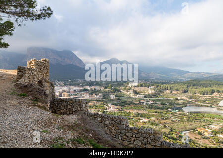 Polop, Provinz Alicante, Spanien Blick vom Hügel Festung von landwirtschaftlichen Flächen Stockfoto