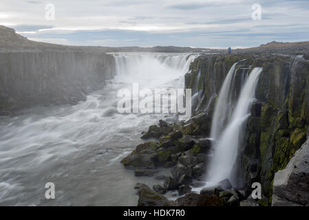 Bunte Sommerlandschaft auf einem Fjollum Fluss Jökulsá. Wunderschönen Sonnenaufgang Szene auf der Selfoss Wasserfall Jokulsargljufur Nation Stockfoto