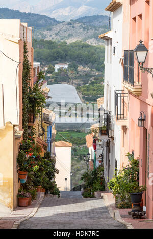 Polop, Provinz Alicante, Spanien, Dorf Hügel sehen ziemlich schmale Straße hinunter Stockfoto