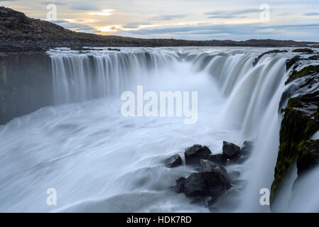 Bunte Sommerlandschaft auf einem Fjollum Fluss Jökulsá. Wunderschönen Sonnenaufgang Szene auf der Selfoss Wasserfall Jokulsargljufur Nation Stockfoto