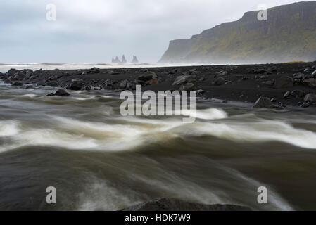 Reynisdrangar Felssäulen aus Strand - Ansichten rund um Island, Nordeuropa im Winter mit Schnee und Eis Stockfoto