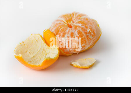 Geschälte Mandarine wird auf weißem Hintergrund fotografiert. Stockfoto