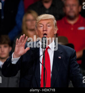 Des Moines, Iowa, USA, 8. Dezember 2016 gewählte Präsident Donald Trump bei danke-Rallye In Des Moines Credit: Mark Reinstein Stockfoto