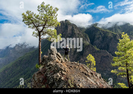 Cumbrecita Berge im Nationalpark "Caldera de Taburiente". Das Bild zeigt eine fotografieren weibliche Backpacker an einem steilen felsigen Aussichtspunkt Stockfoto