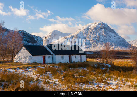 Black Rock Cottage in der Nähe des Eingangs zum Glen Coe in Winter mit Stob Dearg hinter sich Stockfoto