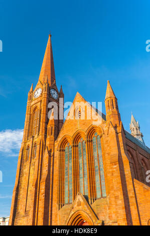 Largs an der Clyde Küste Ayrshire. Kirchturm der St. Columba's Parish Church bei Sonnenuntergang. Stockfoto