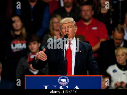 Des Moines, Iowa, USA, 8. Dezember 2016 gewählte Präsident Donald Trump bei danke-Rallye In Des Moines Credit: Mark Reinstein Stockfoto