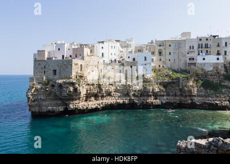 Polignano a Mare, Apulien, Italien. Italienischen Panorama. Klippen auf Adria Stockfoto