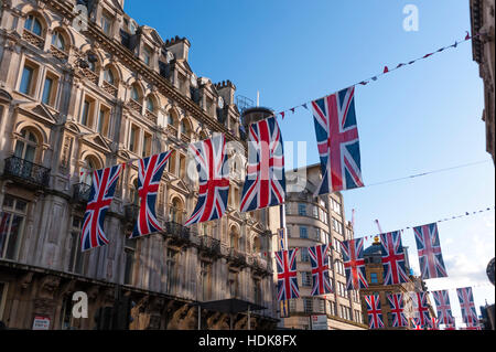 Union Flaggen hängen in Piccadilly London. Stockfoto