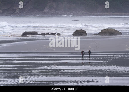 Meyers Beach, Oregon - 27 Oktober: Surfer walking am Strand an einem schönen Nachmittag. 27. Oktober 2016, Meyers Beach, Oregon. Stockfoto