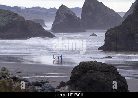 Meyers Beach, Oregon - 27 Oktober: junge Familie genießen Sie einen schönen Nachmittag auf der Küste von Oregon. 27. Oktober 2016, Meyers Beach, Oregon. Stockfoto