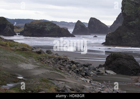 Meyers Beach, Oregon - 27 Oktober: junge Familie genießen Sie einen schönen Nachmittag auf der Küste von Oregon. 27. Oktober 2016, Meyers Beach, Oregon. Stockfoto