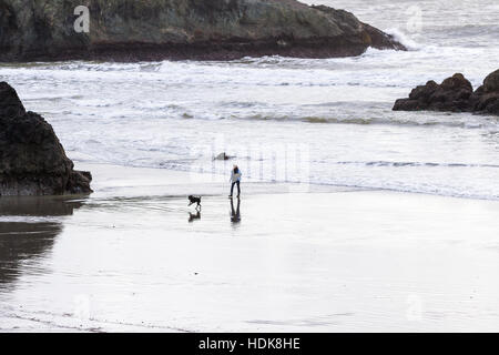 Meyers Beach, Oregon - 27 Oktober: junge Familie genießen Sie einen schönen Nachmittag auf der Küste von Oregon. 27. Oktober 2016, Meyers Beach, Oregon. Stockfoto