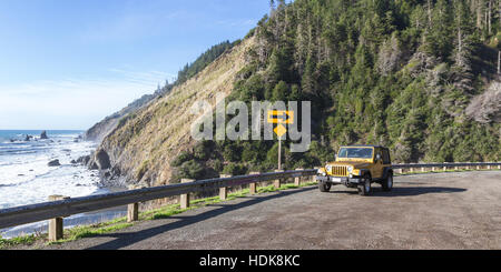 Kalifornien - 01. November: Gold Jeep parkte auf einem ausziehbaren mit einer schönen Küstenstadt Szene im Hintergrund. 1. November 2016, California. Stockfoto