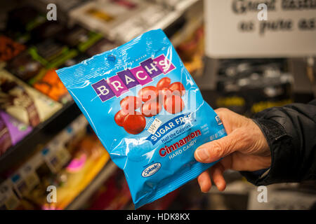 Ein Käufer wählt einen Beutel mit Bonbons Ferrrara Candy Co. Brach in einem Supermarkt in New York im Freitag, 9. Dezember 2016. Medien berichtet, dass der ehemalige CEO von Hershey David West, in der Nähe von Ferrara Candy Co. in einem $ 1,5 Milliarden-Deal zu erwerben. (© Richard B. Levine) Stockfoto