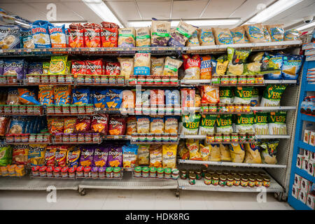 Eine Anzeige der leckere Snacks sind auf Donnerstag, 8. Dezember 2016 in einem Supermarkt in New York gesehen.  (© Richard B. Levine) Stockfoto