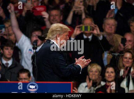 Des Moines, Iowa, USA, 8. Dezember 2016 gewählte Präsident Donald Trump bei danke-Rallye In Des Moines Credit: Mark Reinstein Stockfoto