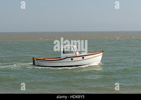 Motorboot-Rubrik auf der Nordsee vom Fluss Erz, Kies Street, Suffolk Stockfoto