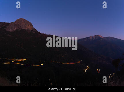 Moro Rock mit ein paar Sterne vor der Tür und einer gut befahrenen Straße im Sequoia National Park Stockfoto