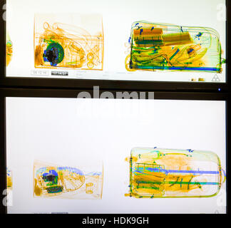 Gescannte Gepäck auf dem x-ray Scanner-Bildschirm Stockfoto