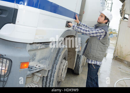 Fahrertür öffnen von Zement Transport LKW Stockfoto