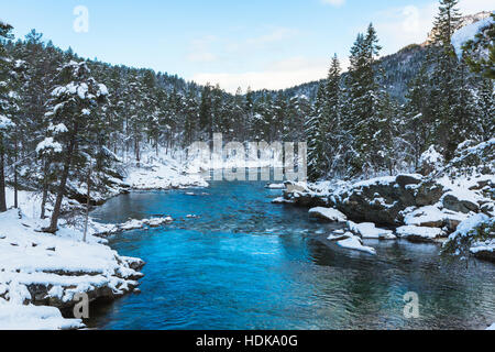 Bergbach im Winter. Hordaland, Norwegen. Stockfoto