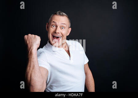 Delighetd gut aussehender Mann lächelnd Stockfoto