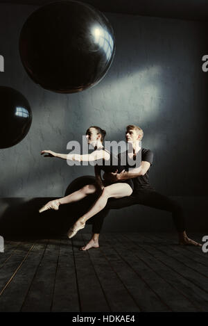Positiven beteiligten Ballett-Tänzer, die Dehnung im studio Stockfoto
