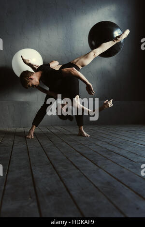 Begabte Ballett-Tänzer, die Durchführung in die enge Verzahnung Stockfoto