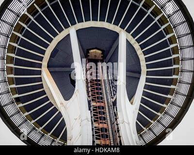 Blick auf Seattle Space Needle suchen gerade nach oben Stockfoto