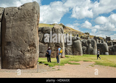 Menschen bewundern gigantischen Granitwänden, Inka-Festung von Sacsaywaman, Cusco, Peru Stockfoto