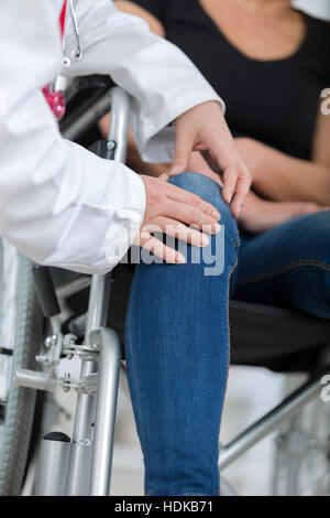 männliche Orthopäden untersuchen Womans Knie in Klinik Stockfoto